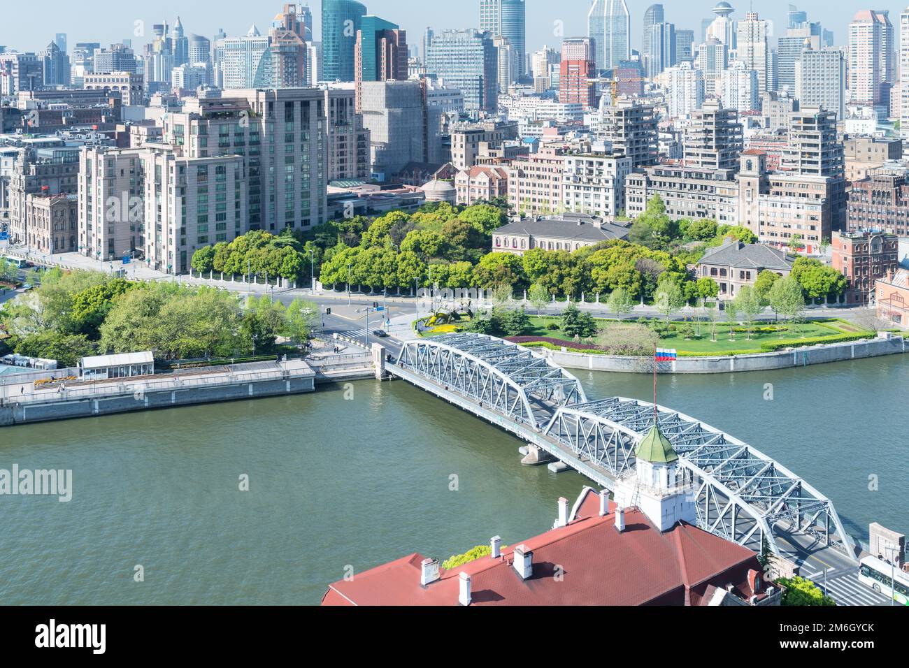 Stadtbild von Shanghai mit Gartenbrücke Stockfoto