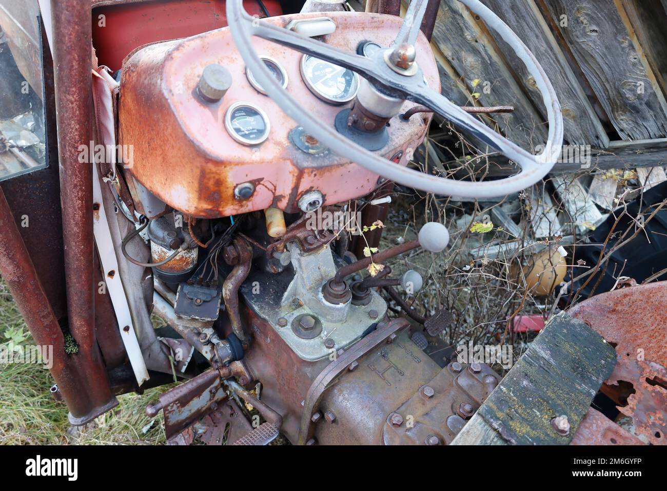 Lenkrad und Instrumente auf einem alten Traktor Stockfoto