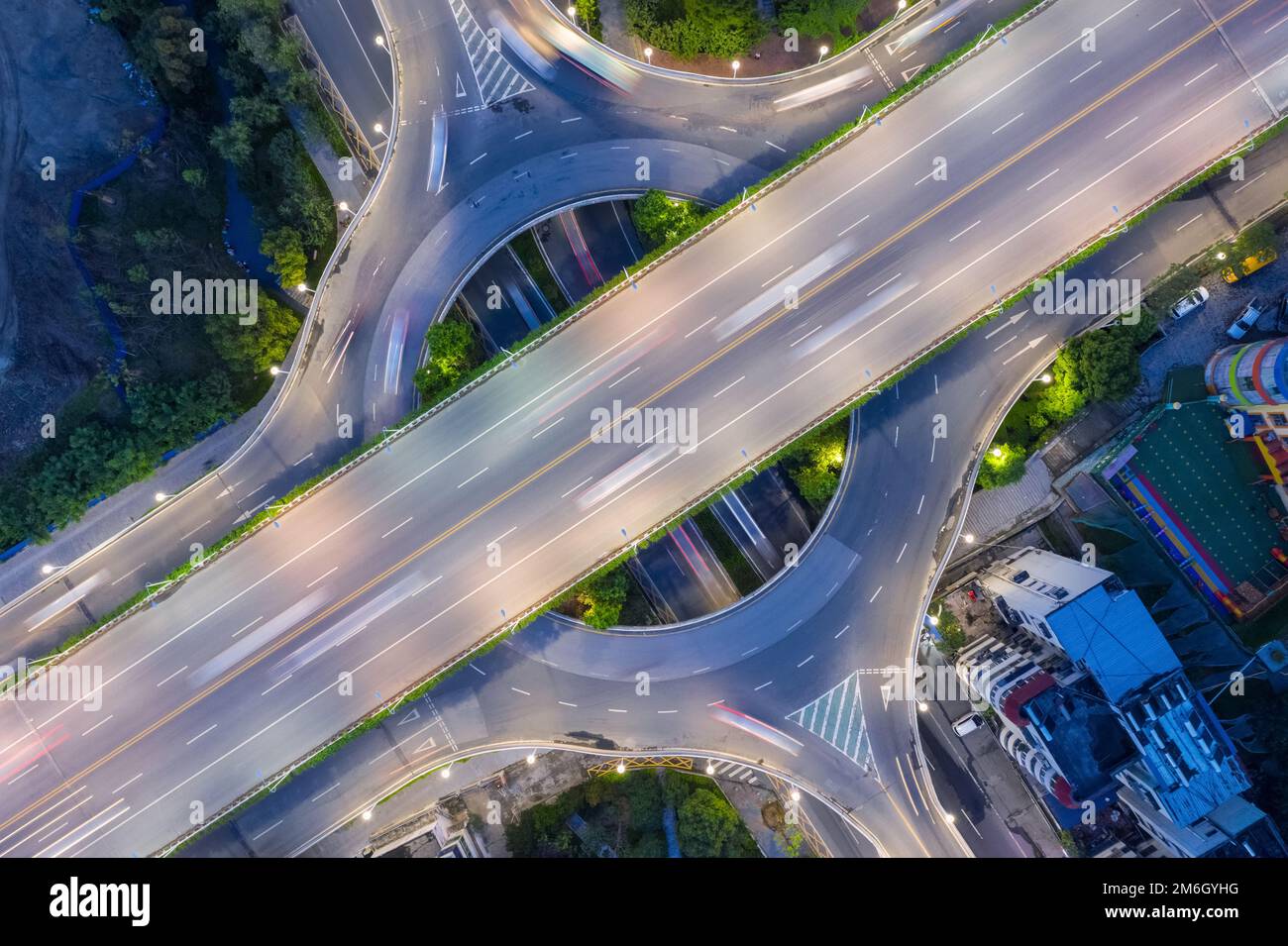 Luftaufnahme des Autobahnkreuzes bei Nacht Stockfoto