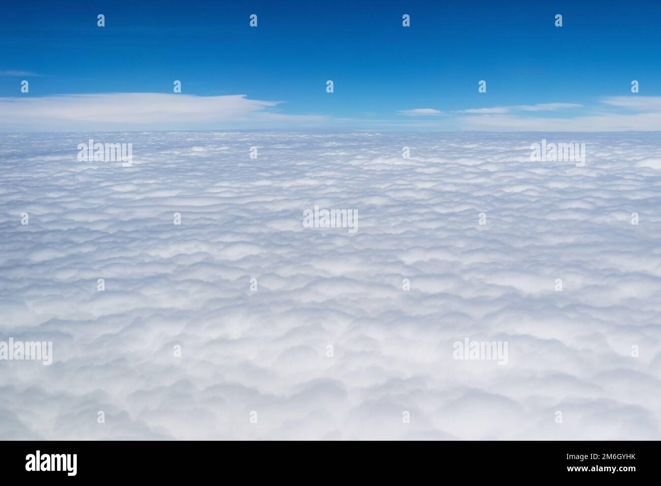 Über den dicken Wolken, Himmelszene Stockfoto