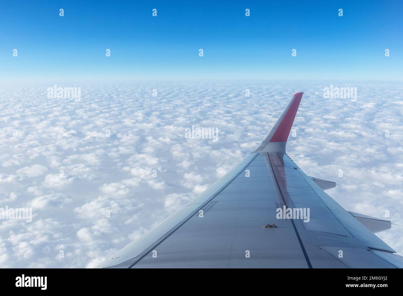 Flugzeugflügel über den dicken Wolken Stockfoto