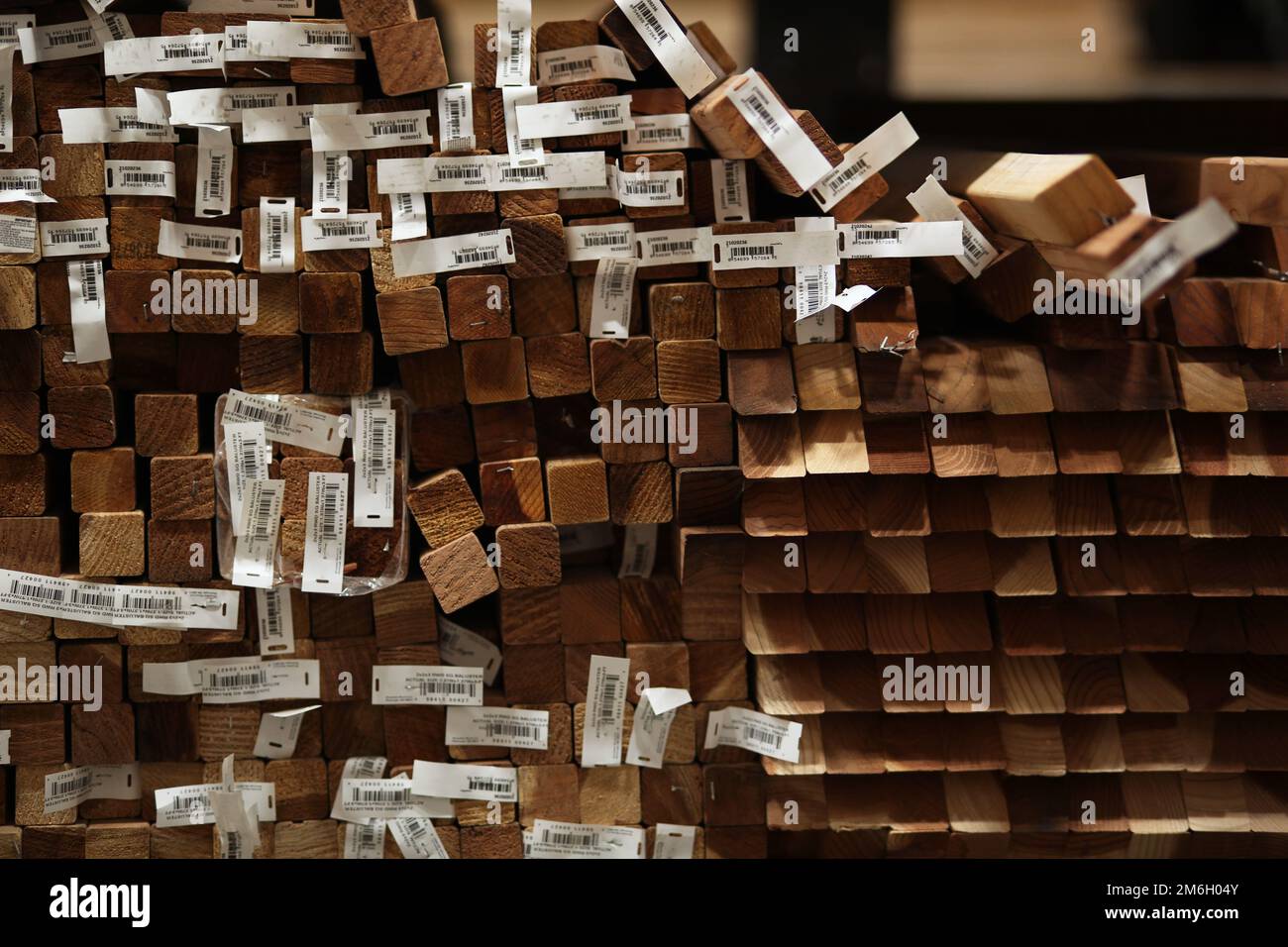 Honolulu, HI - 28. Dezember 2022: Nahaufnahme von gestapeltem Holz im Eisenwarengeschäft mit selektivem Fokus Stockfoto