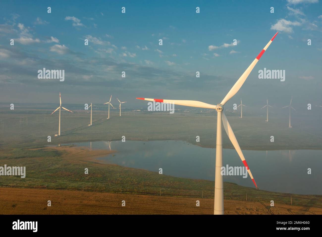 Windmühlen oder Windkraftanlagen im Morgenlicht Stockfoto