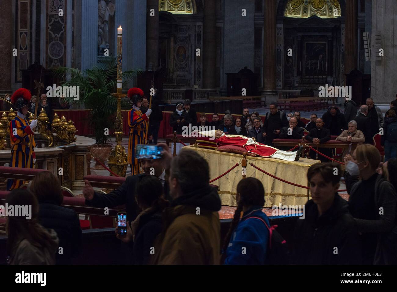 03. Januar 2023 - Petersdom, Vatikan: Ausstellung der sterblichen Überreste von Papst Emeritus. Der ehemalige Papst Benedikt XVI. Ist im Alter von 95 Jahren gestorben, fast ein Jahrzehnt nachdem er der erste Pontifex wurde, der seit sechs Jahrhunderten zurückgetreten ist © Andrea Sabbadini Stockfoto