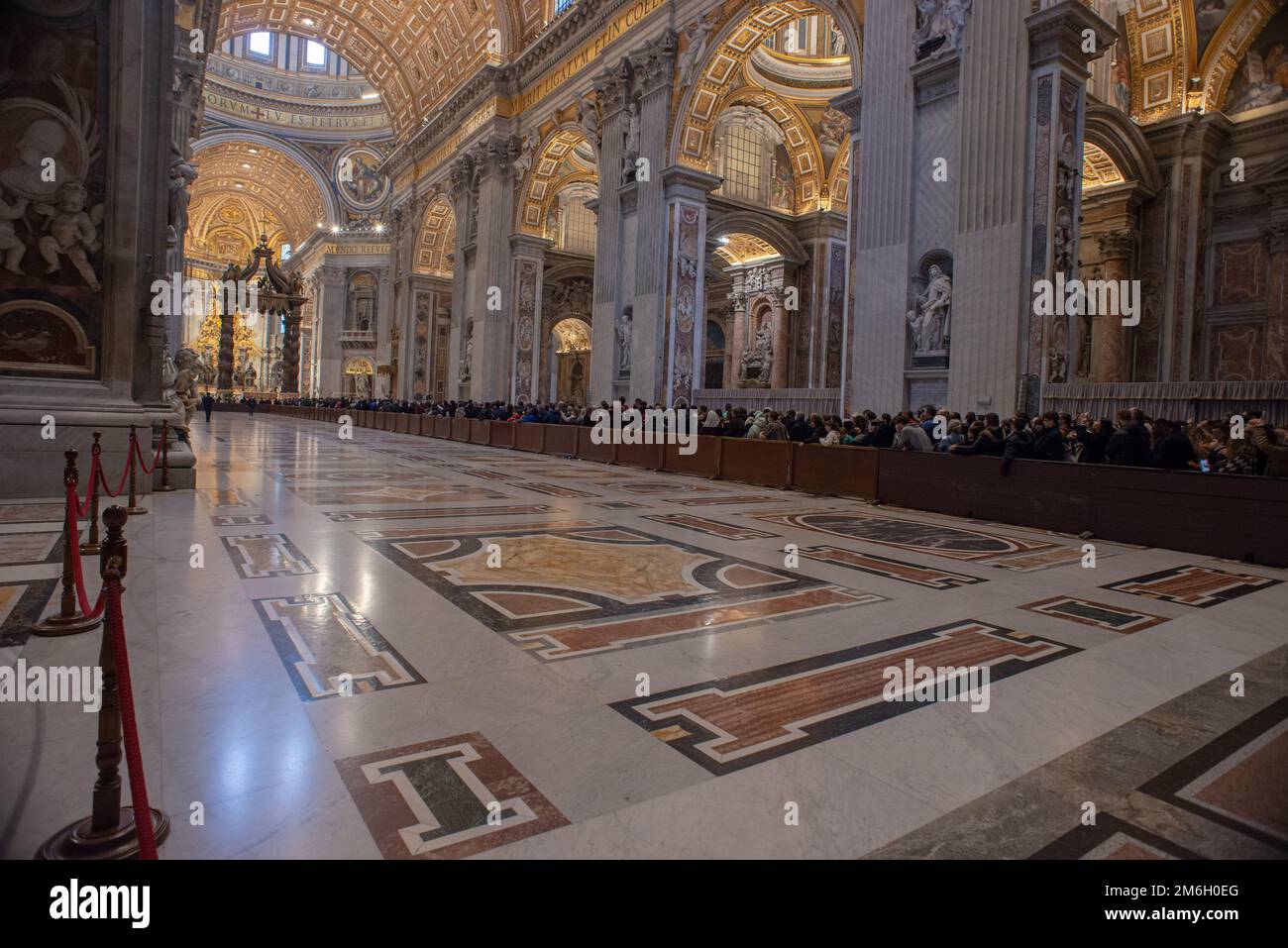 03. Januar 2023 - Petersdom, Vatikan: Ausstellung der sterblichen Überreste von Papst Emeritus. Der ehemalige Papst Benedikt XVI. Ist im Alter von 95 Jahren gestorben, fast ein Jahrzehnt nachdem er der erste Pontifex wurde, der seit sechs Jahrhunderten zurückgetreten ist © Andrea Sabbadini Stockfoto