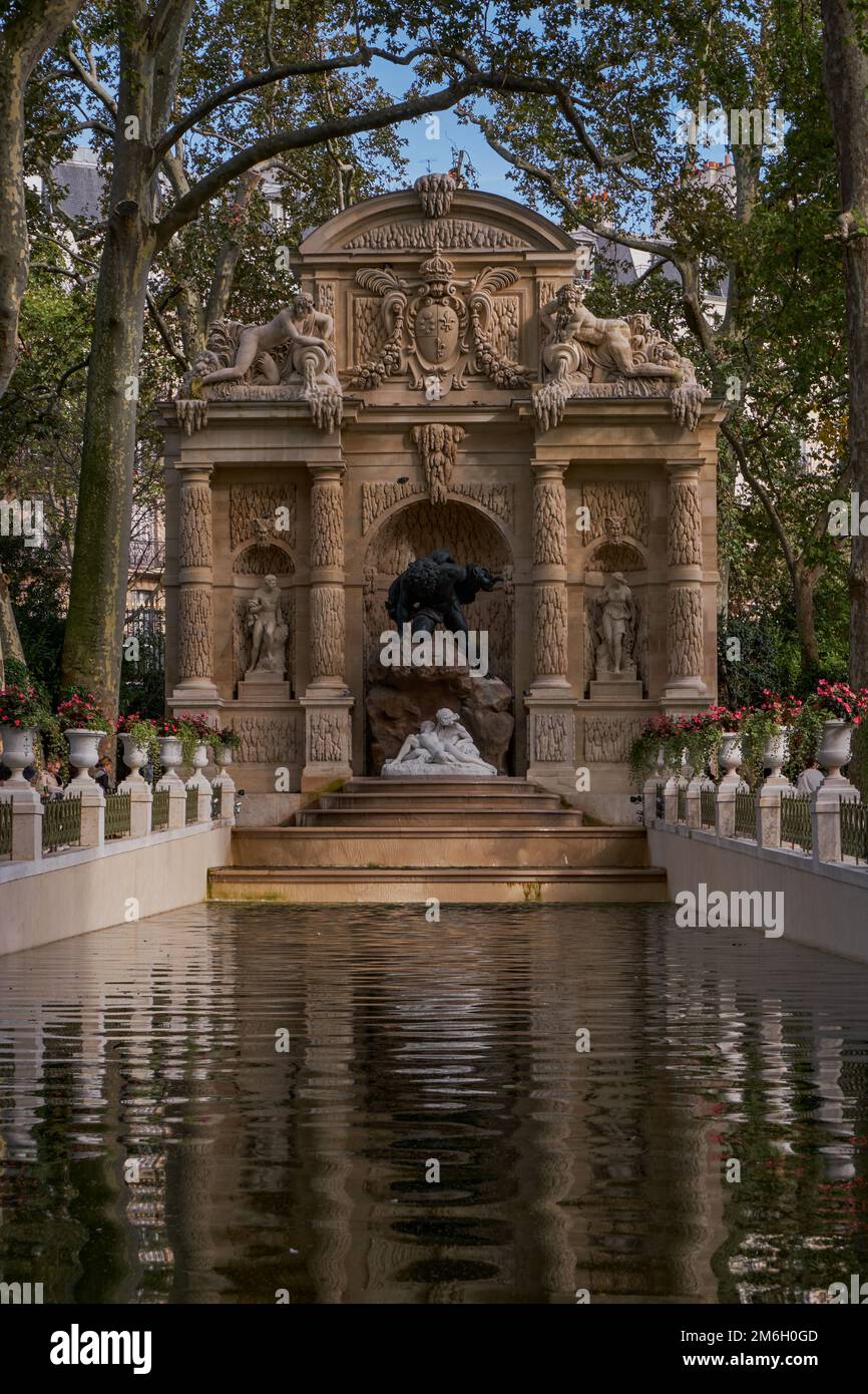 Romantischer barocker Medici-Brunnen, entworfen im frühen 17. Jahrhundert im Jardin du Luxembourg - Paris, Frankreich Stockfoto