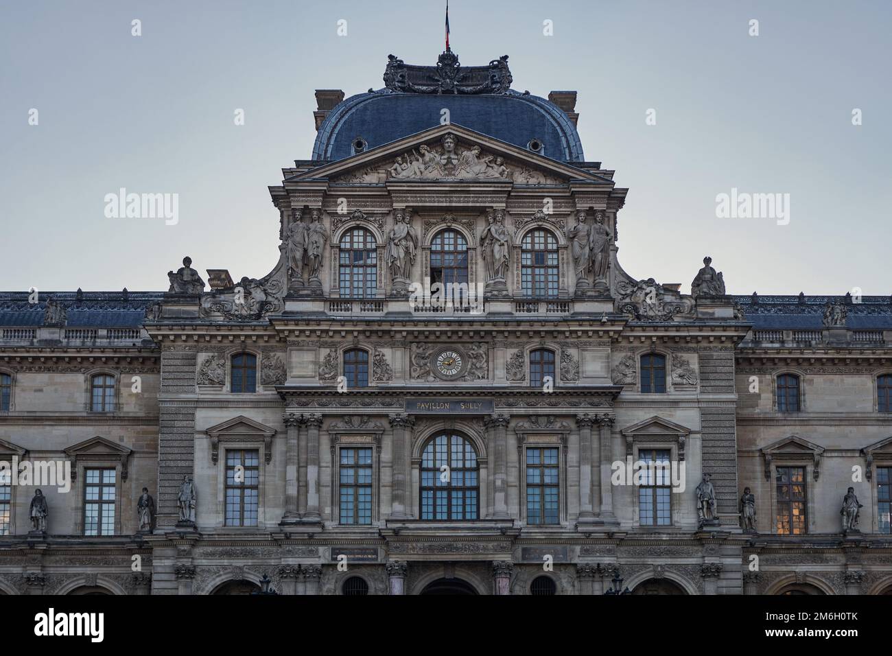 Blick auf den berühmten Louvre bei Sonnenaufgang. Das meistbesuchte Museum weltweit und eine der wichtigsten Touristenattraktionen von Paris, Fr Stockfoto