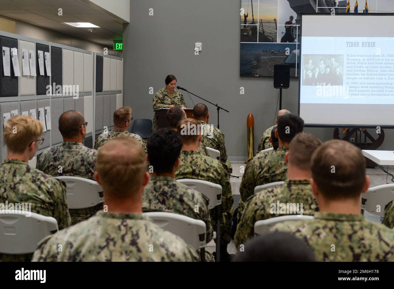 220428-N-ZS023-1015 MARINESTÜTZPUNKT SAN DIEGO (28. April 2022) Boatswain's Mate 1. Klasse Kayla Shaheen spricht während einer Präsentation über die Geschichte der Holocaust-Überlebenden vor Seeleuten, die der Littoral Kampfschwadron 1 (COMLCSRON ONE) als Teil des Holocaust-Gedenktags zugeteilt wurden. LCS ist eine schnelle, agile, missionsorientierte Plattform, die für den Einsatz in küstennahen Umgebungen entwickelt wurde und sich gegen Bedrohungen aus dem 21. Jahrhundert an der Küste wappnet. LCS kann die Präsenz nach vorn, die Gefahrenabwehr im Seeverkehr, die Kontrolle des Seeverkehrs und die Abschreckung unterstützen. Stockfoto