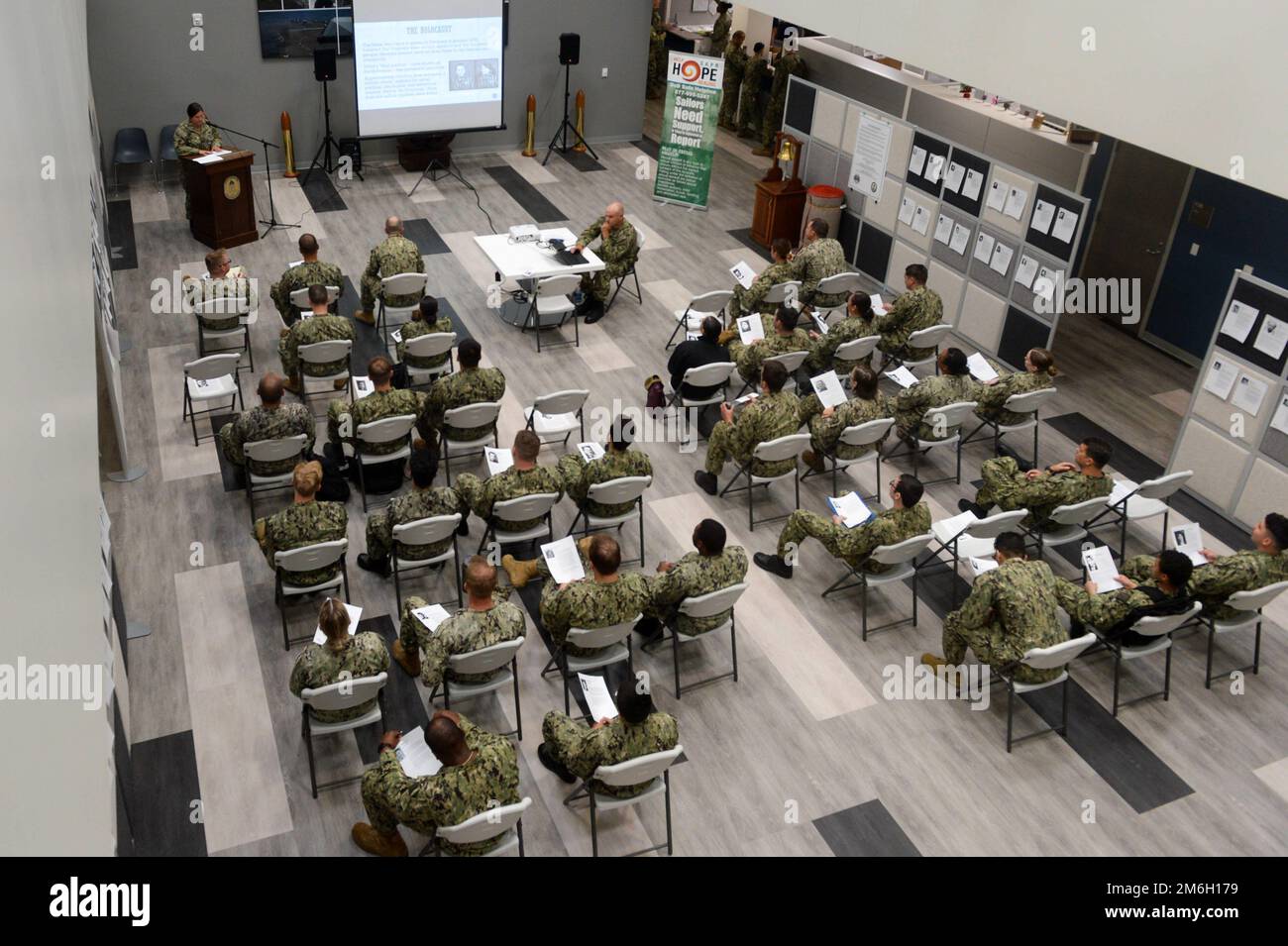 220428-N-ZS023-1008 MARINESTÜTZPUNKT SAN DIEGO (28. April 2022) Chief Petty Officer der Informationssysteme Sarahi Amorim spricht während einer Präsentation über die Geschichte der Holocaust-Überlebenden vor Seeleuten, die der Littoral Combat Ship Squadron ONE (COMLCSRON ONE) im Rahmen des Holocaust Remembrance Day zugeteilt wurden. LCS ist eine schnelle, agile, missionsorientierte Plattform, die für den Einsatz in küstennahen Umgebungen entwickelt wurde und sich gegen Bedrohungen aus dem 21. Jahrhundert an der Küste wappnet. LCS kann die Präsenz nach vorn, die Gefahrenabwehr im Seeverkehr, die Kontrolle des Seeverkehrs und die Abschreckung unterstützen. Stockfoto