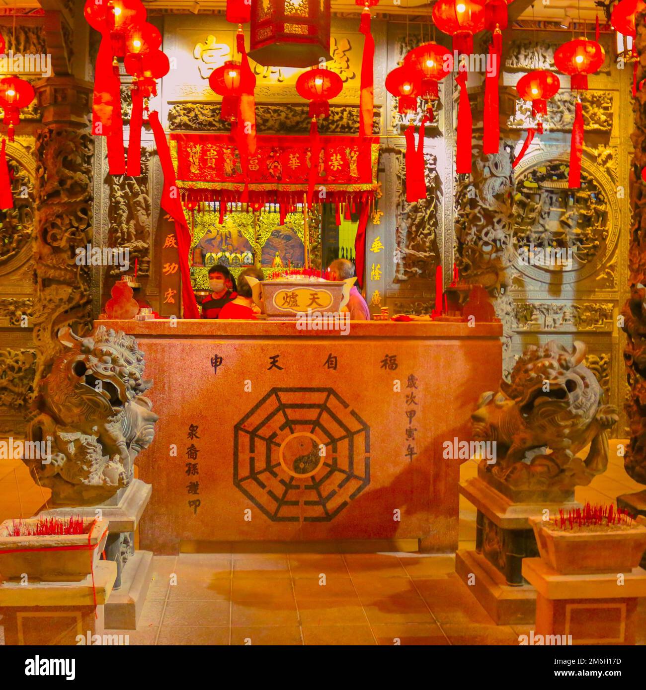 Die Rezeption eines Hotels im Stil eines alten chinesischen Tempelaltar in George Town, Penang, Malaysia Stockfoto
