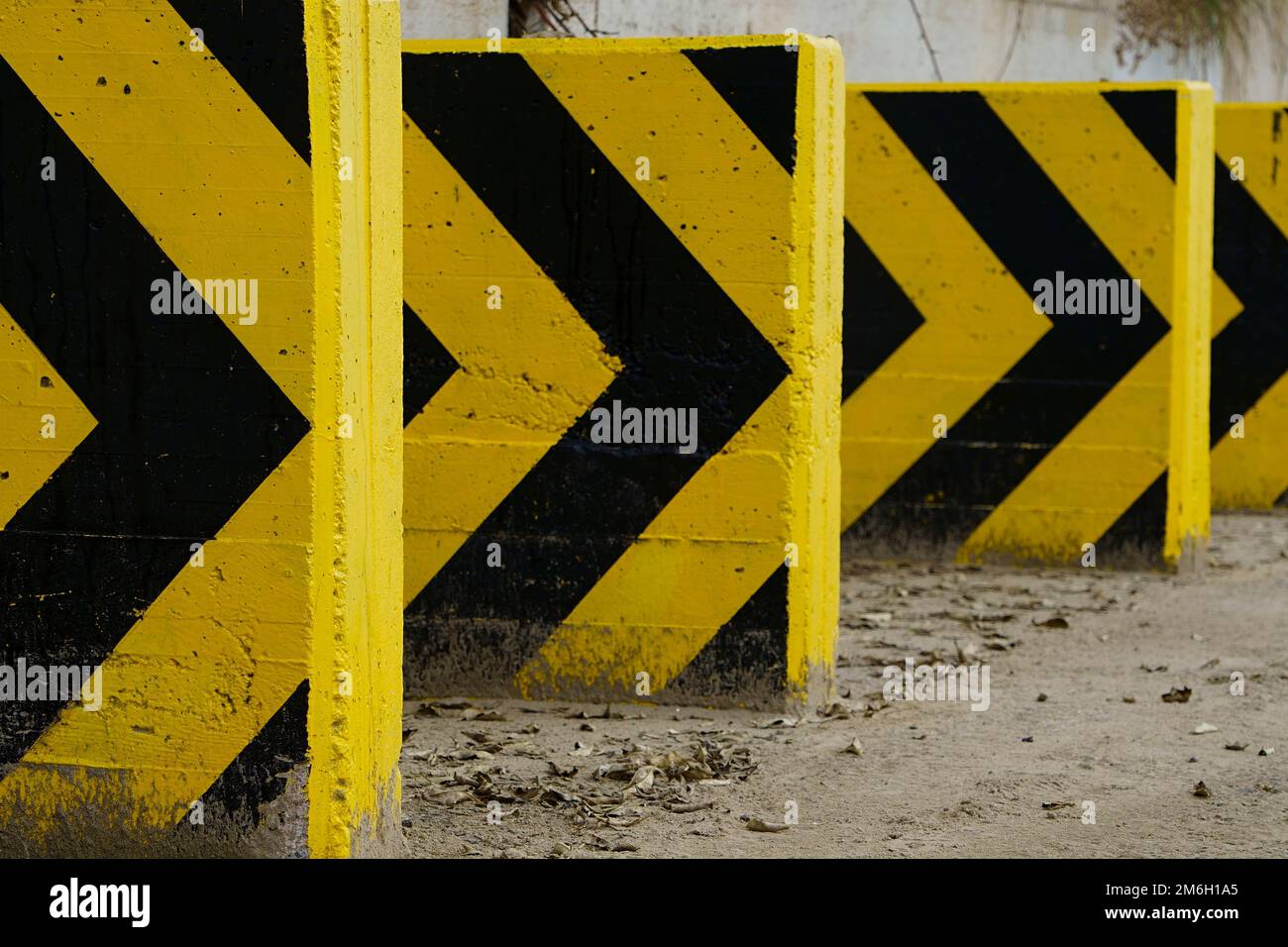 Schwarze und gelbe Betonpfeile Stockfoto