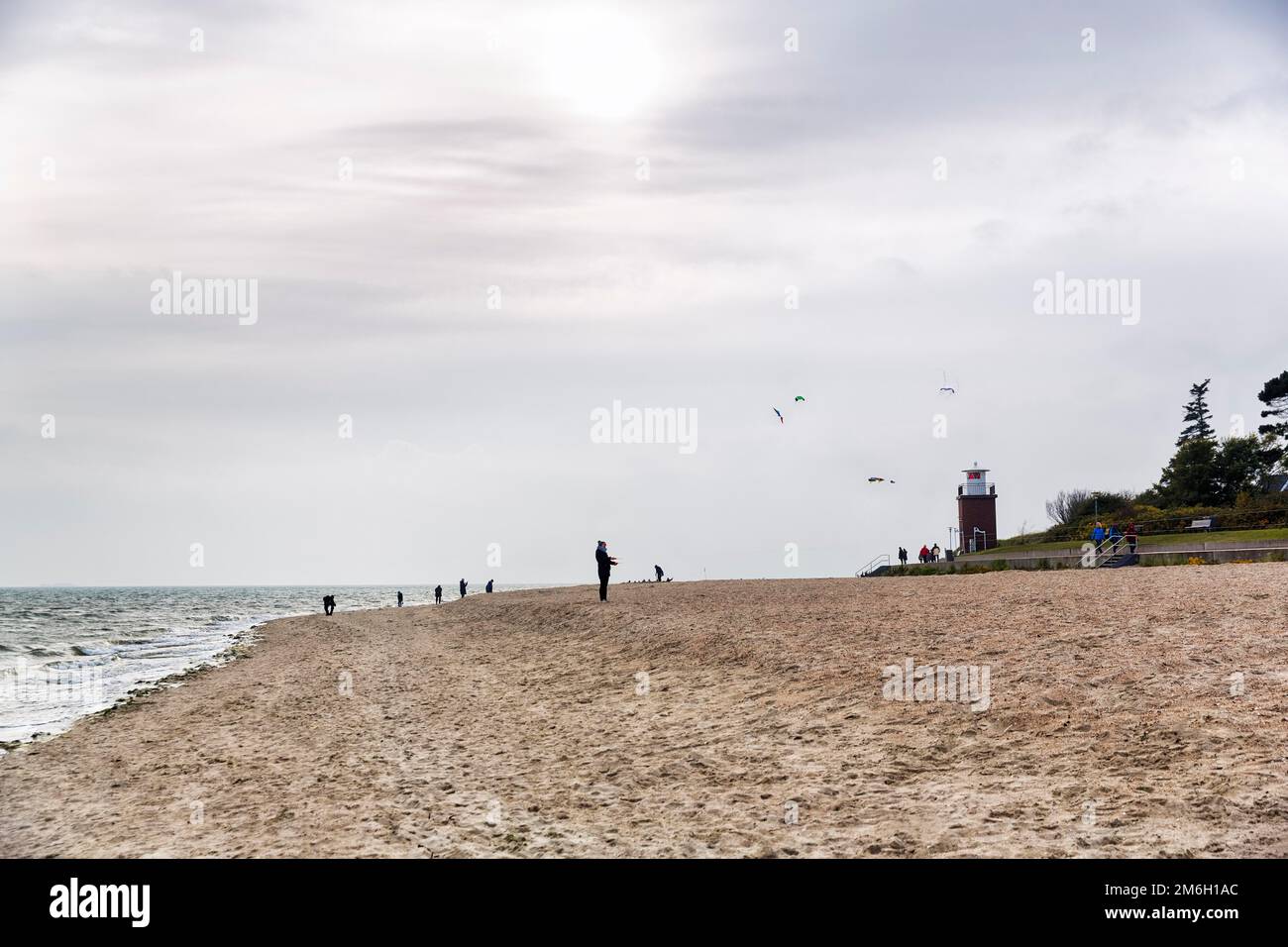 Kinderwagen am Südstrand im Herbst, Leuchtturm Olhoern, Backlight, Wyk auf Foehr, Insel Foehr, Nordfriesien, Nordsee, Schleswig-Holstein Stockfoto