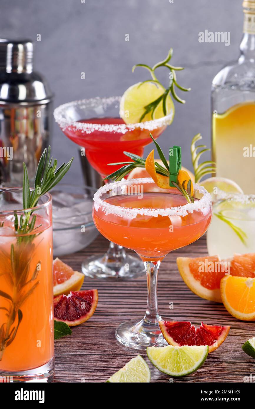 Getränke und Cocktails auf Gin-Basis Stockfoto