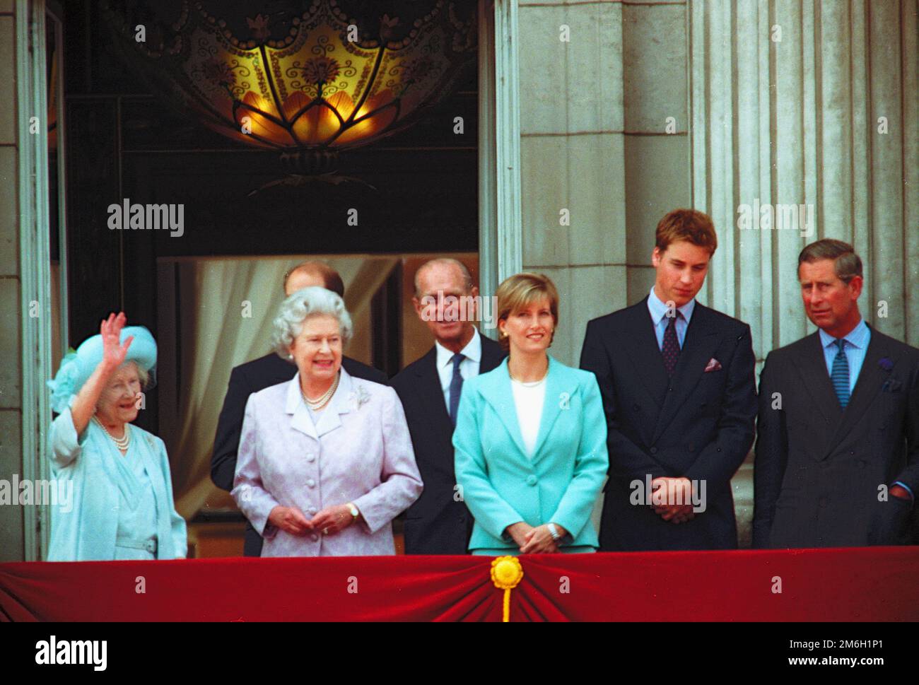 Königin Elizabeth die Königinmutter feiert ihren 100. Geburtstag auf dem Balkon des Buckingham Palace, London, England, Großbritannien, 04. August 2000. Stockfoto