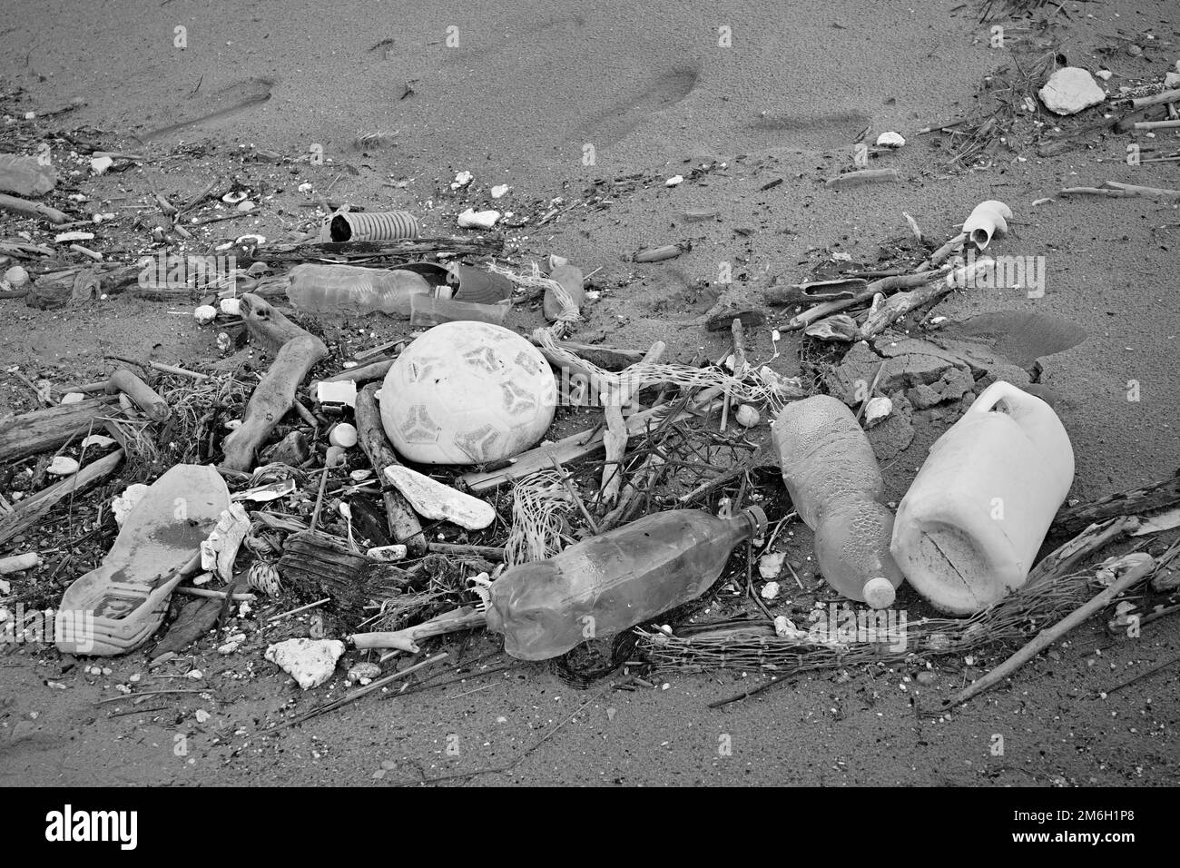 Müll am Strand Stockfoto
