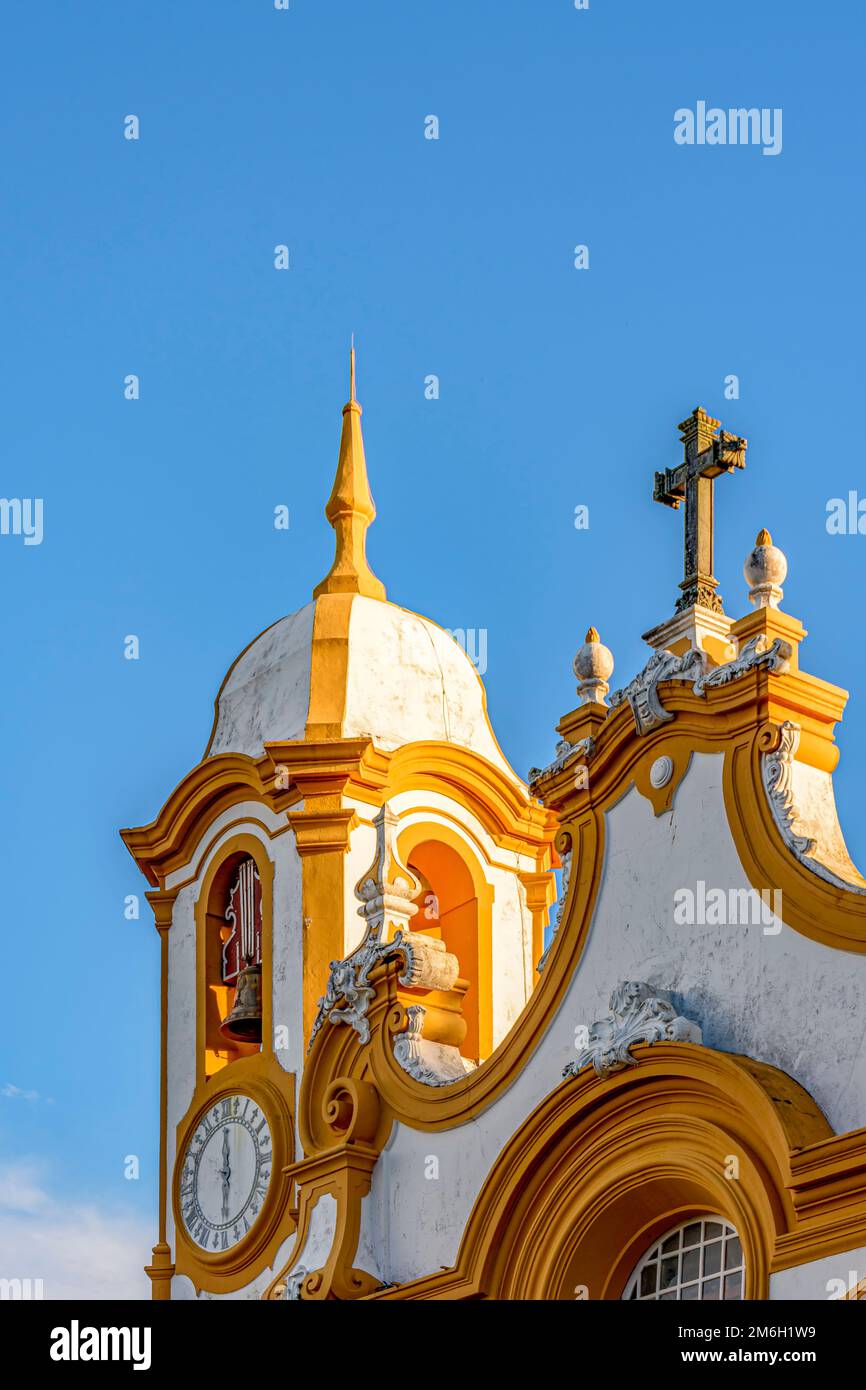 Kirchturm mit Glocke und Uhr in der berühmten Stadt Tiradentes Stockfoto