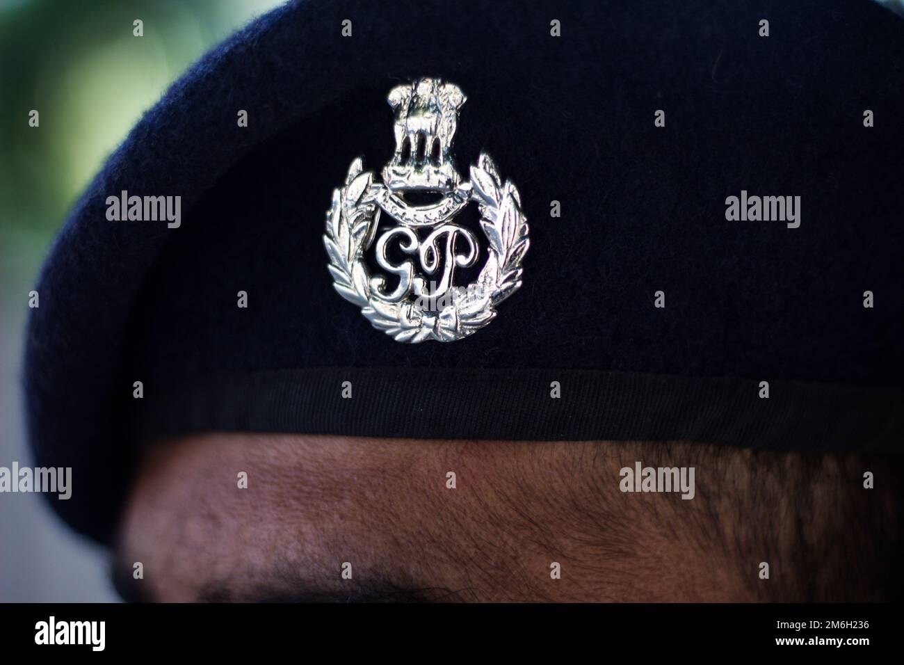 Ein Polizist aus Indianergujarat wurde als Eventdienst eingesetzt, um sich in Uniform um die Sicherheit der Menschenmenge zu kümmern Stockfoto