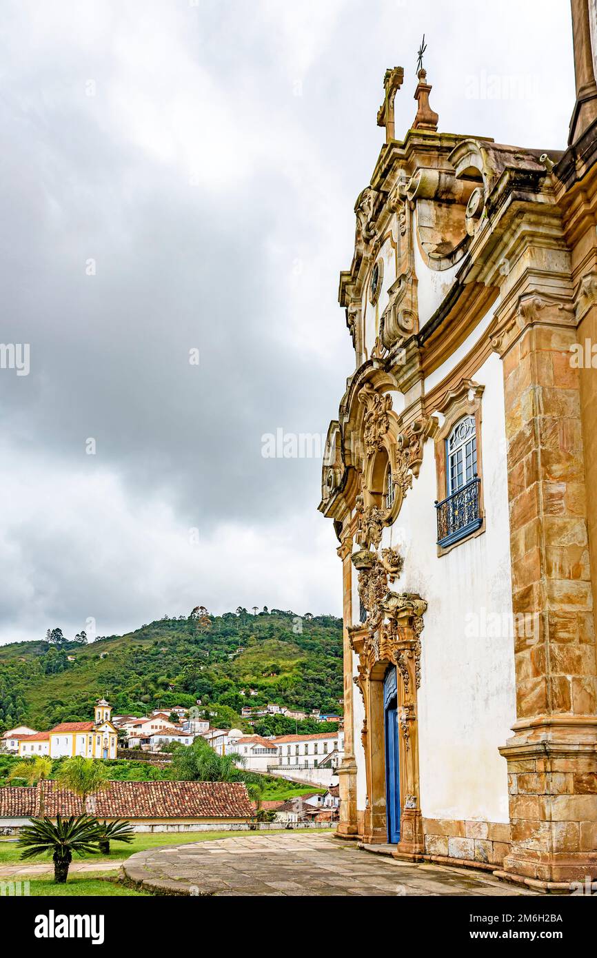 Fassade einer historischen Kirche in der Stadt Ouro Preto, Minas Gerais Stockfoto