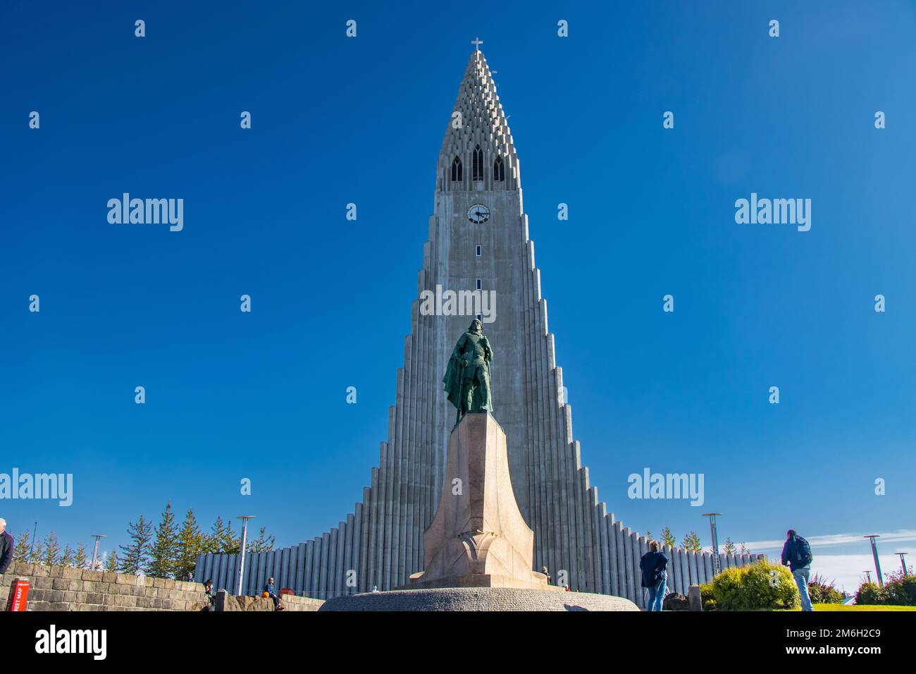 Reykjavik, Island - 23. August 2022 - wunderschöne Stadt Reykjavik in Island Hallgrimskirkja Kirche, europäische Straße, Regenbogenstraße, Kanal und Museum Stockfoto