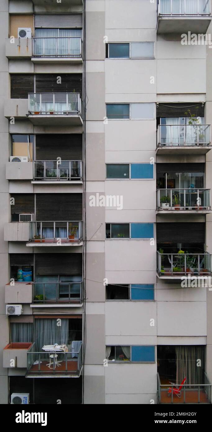 Blick auf die moderne flache Fassade eines Wohngebäudes. Buenos Aires, Argentinien Stockfoto