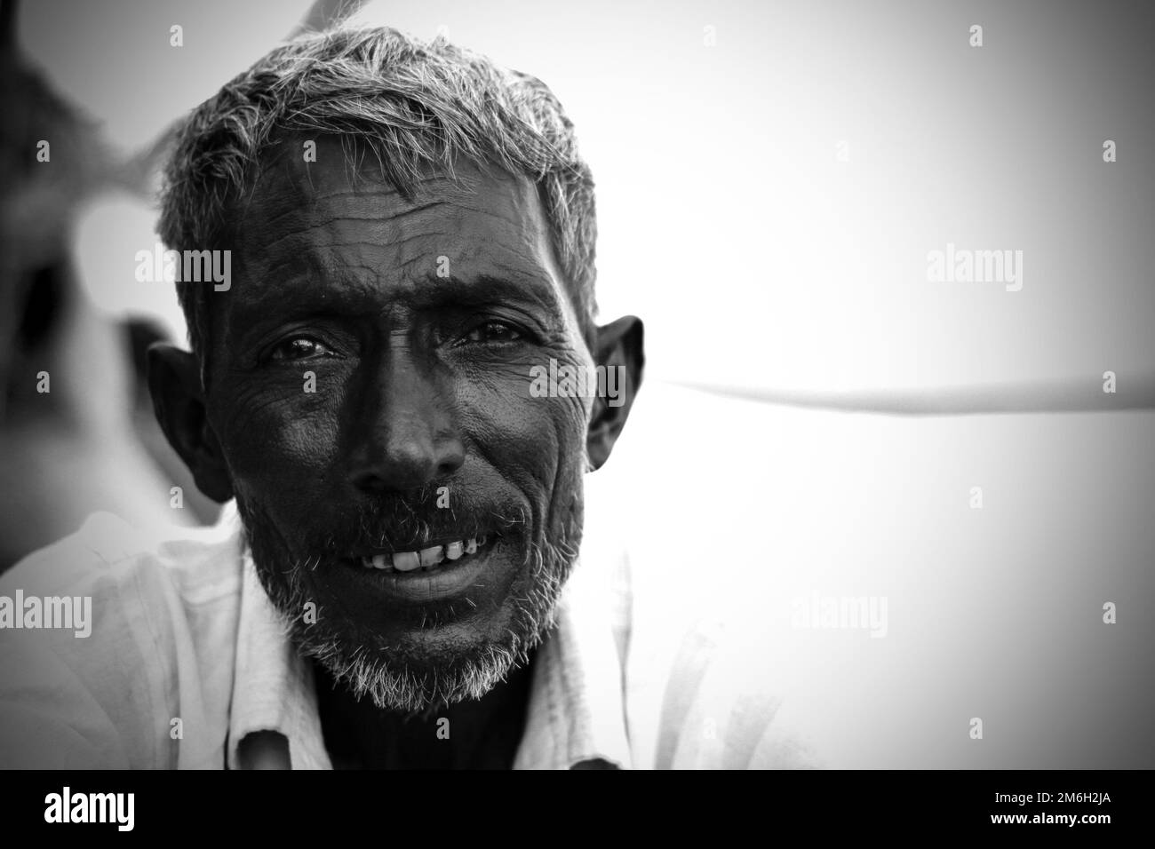 Vadodara, Gujarat - 19. 2022. November: Alter Indianer aus der Nähe mit zerknitterter Haut und grauen Haaren, gutes und schönes Gesicht, das geraucht wird Stockfoto