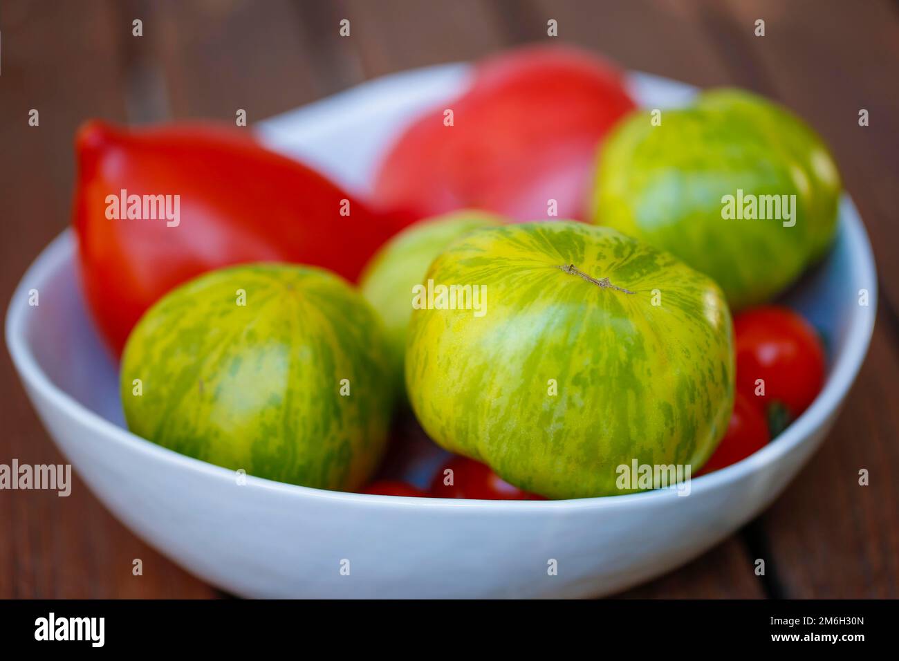 Tomaten, grüne und rote Tomaten (Solanum lycopersicum), Grüne Zebra, besondere Tomatensorten, gesund, Gemüse, Vegetarier, Essensfotografie Stockfoto