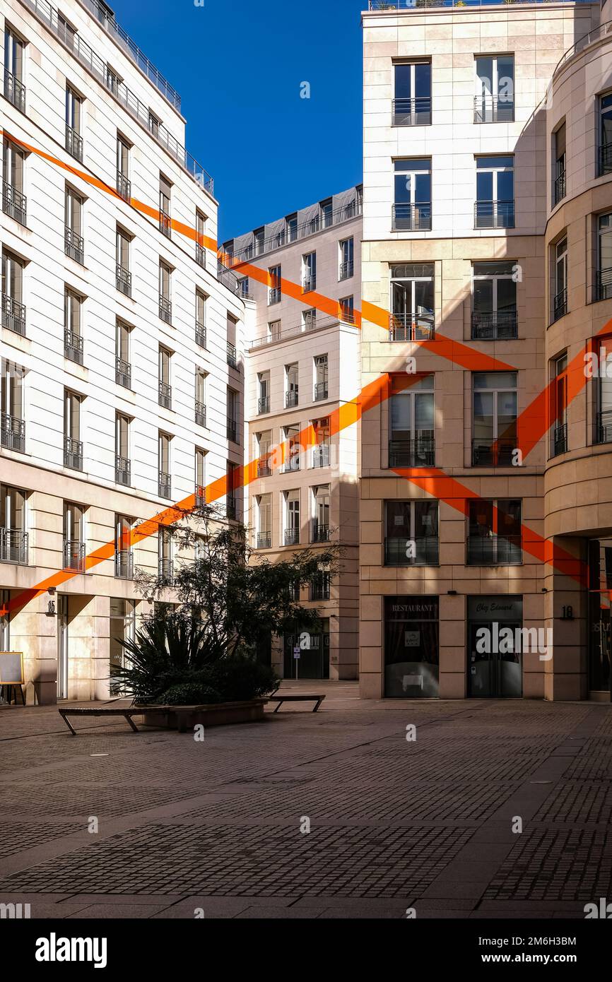 Moderne Pariser Fassaden in einem malerischen Viertel mit Straßenkunst - Paris, Frankreich - Optische Illusion mit Perspektive Stockfoto