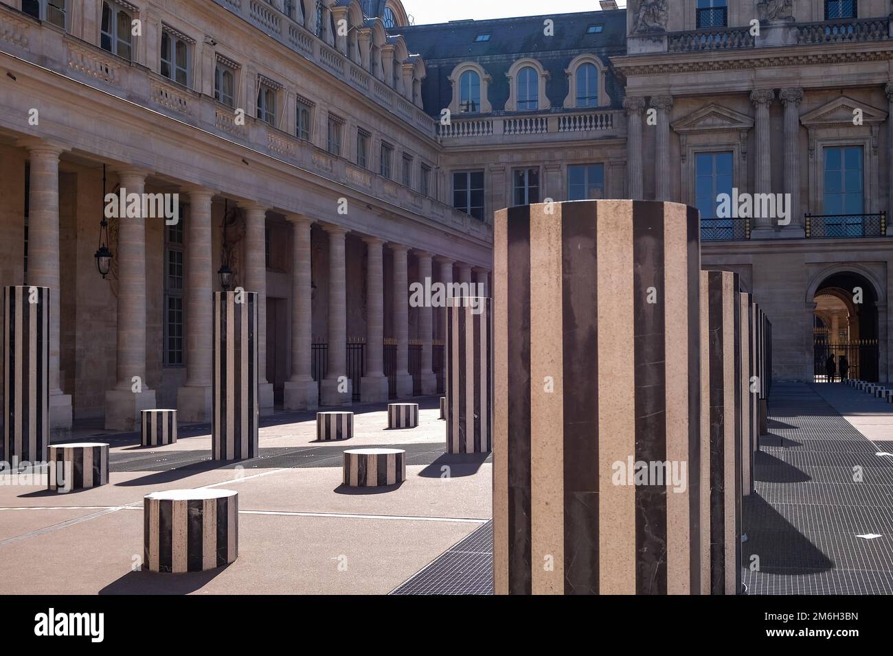 Junge Leute in den Columns of the Palais Royal in Paris, Frankreich - Mode, Influencer, Natur Stockfoto