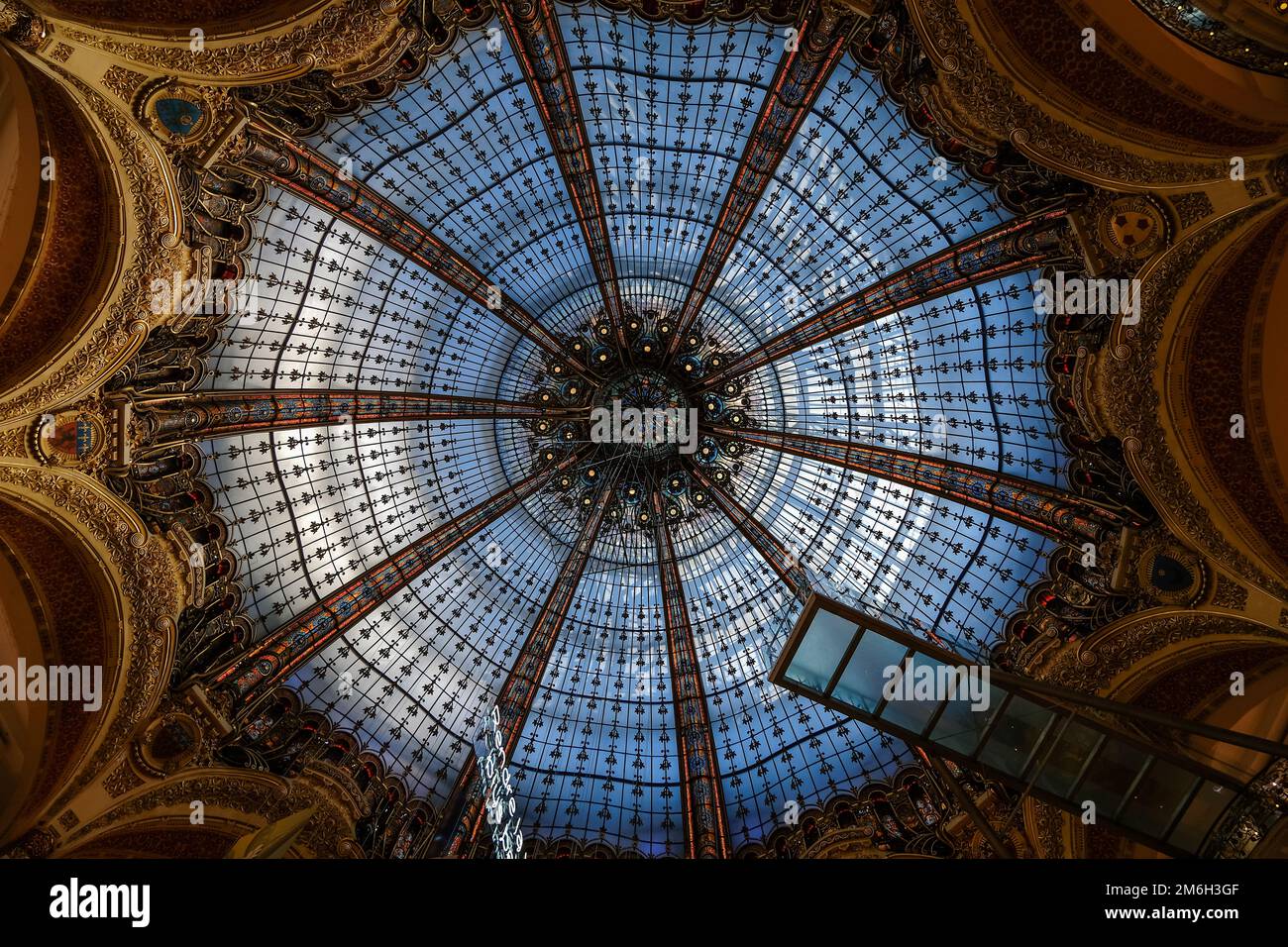 Innenraum der Galeries Lafayette in Paris. Der Architekt Georges Chedanne entwarf das luxuriöse Kaufhaus mit einem wunderschönen Art N Stockfoto