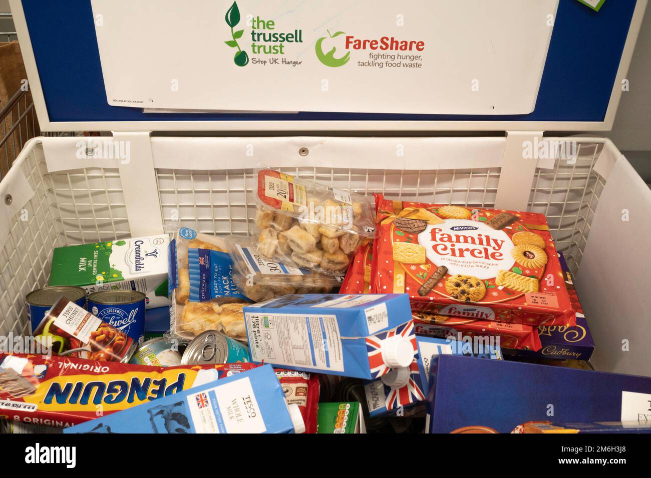 Spenderbox in einem Supermarkt, mit der Kunden Lebensmittel spenden können, die an örtliche Wohltätigkeitsorganisationen der Food Bank für den Vertrieb an Bedürftige gegeben werden Stockfoto