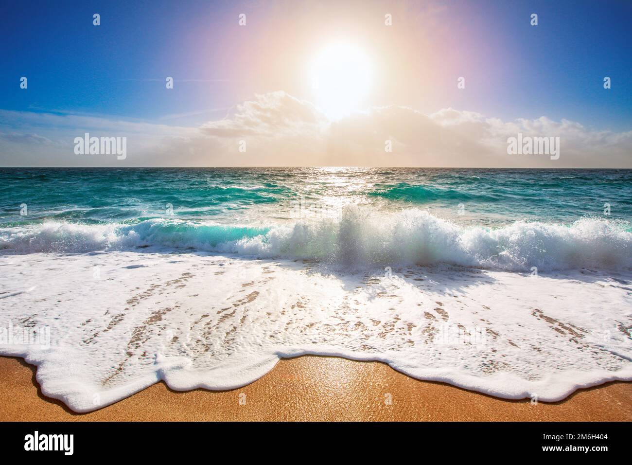 Wunderschöner Sandstrand und große Wellen Stockfoto