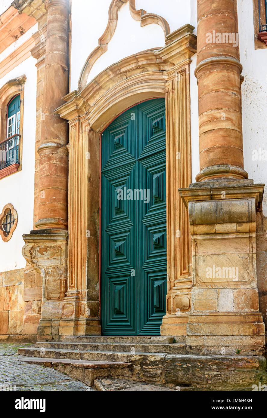 Portal einer historischen barocken Kirche in der Stadt Ouro Preto Stockfoto