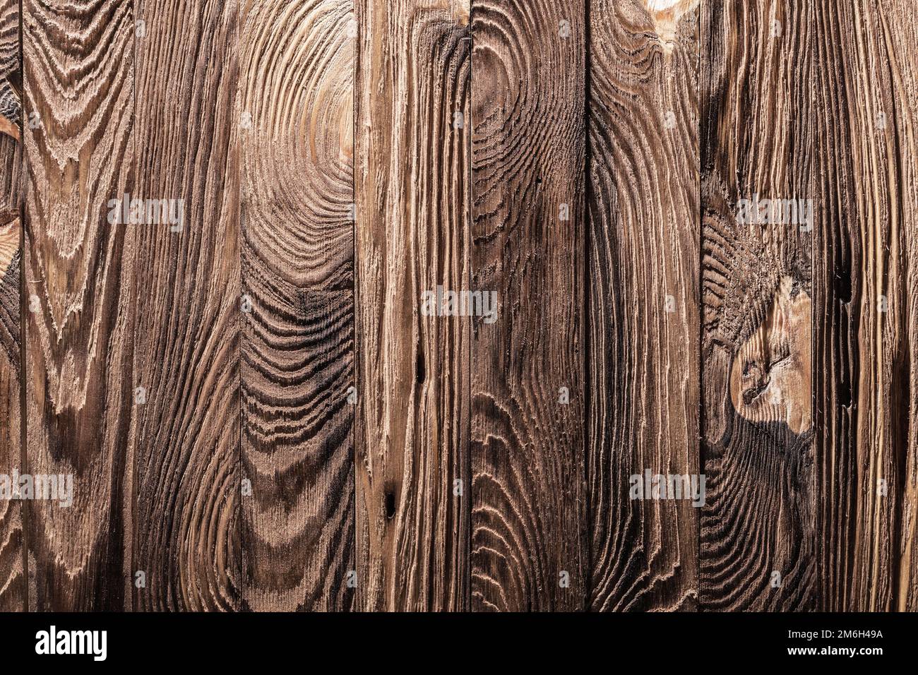 Braune alte Holzstruktur mit vertikalen Brettern Stockfoto