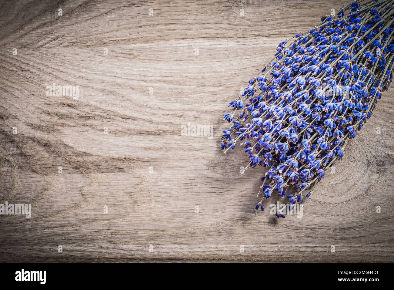 Ein Haufen trockener Lavendel auf Holzbrett Gesundheitskonzept. Stockfoto