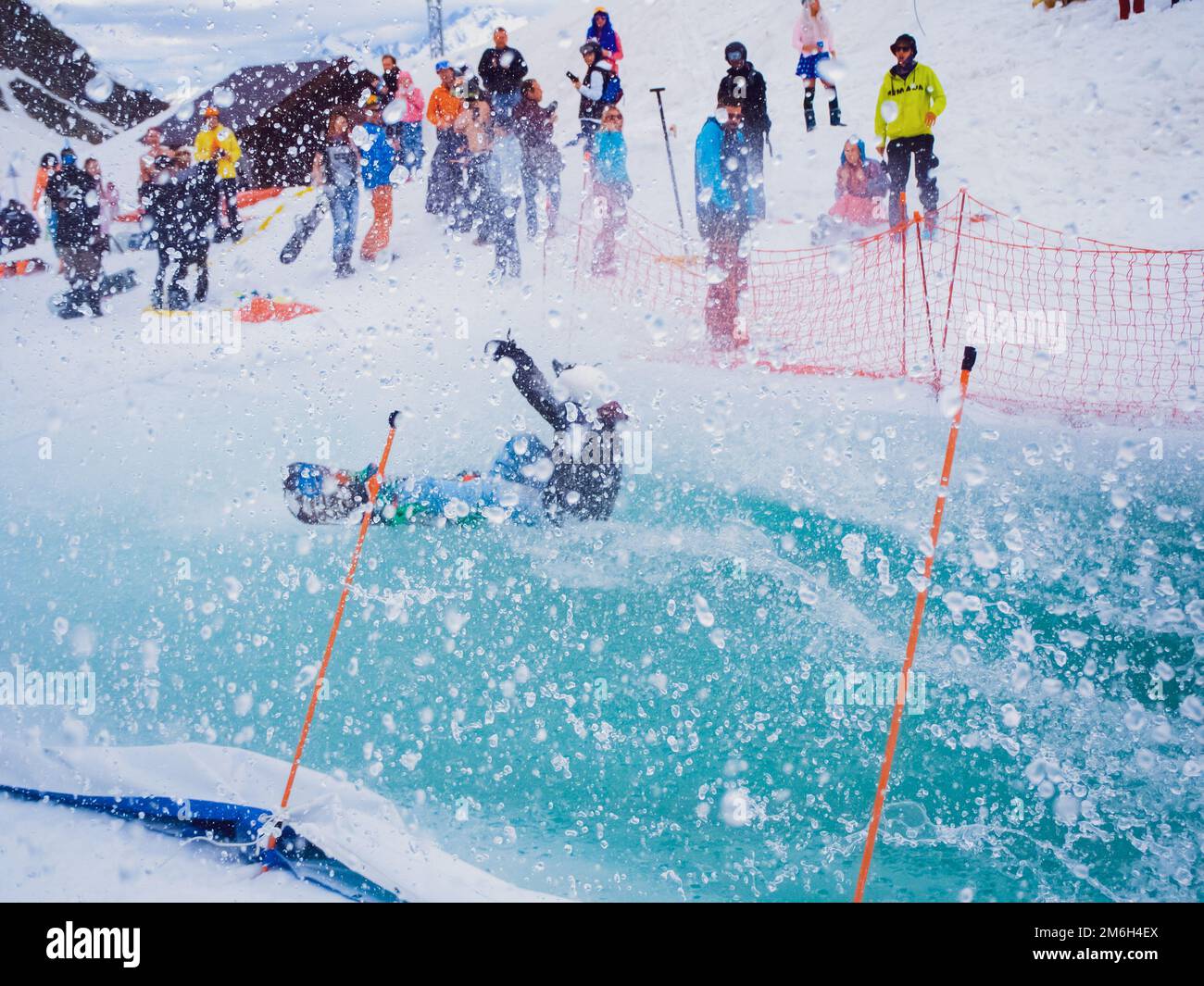 Russland, Sotschi 11.05.2019. Ein Snowboarder stürzt mit hoher Geschwindigkeit in den Pool und viele Spritzer fliegen in alle Richtungen, Leute Stockfoto