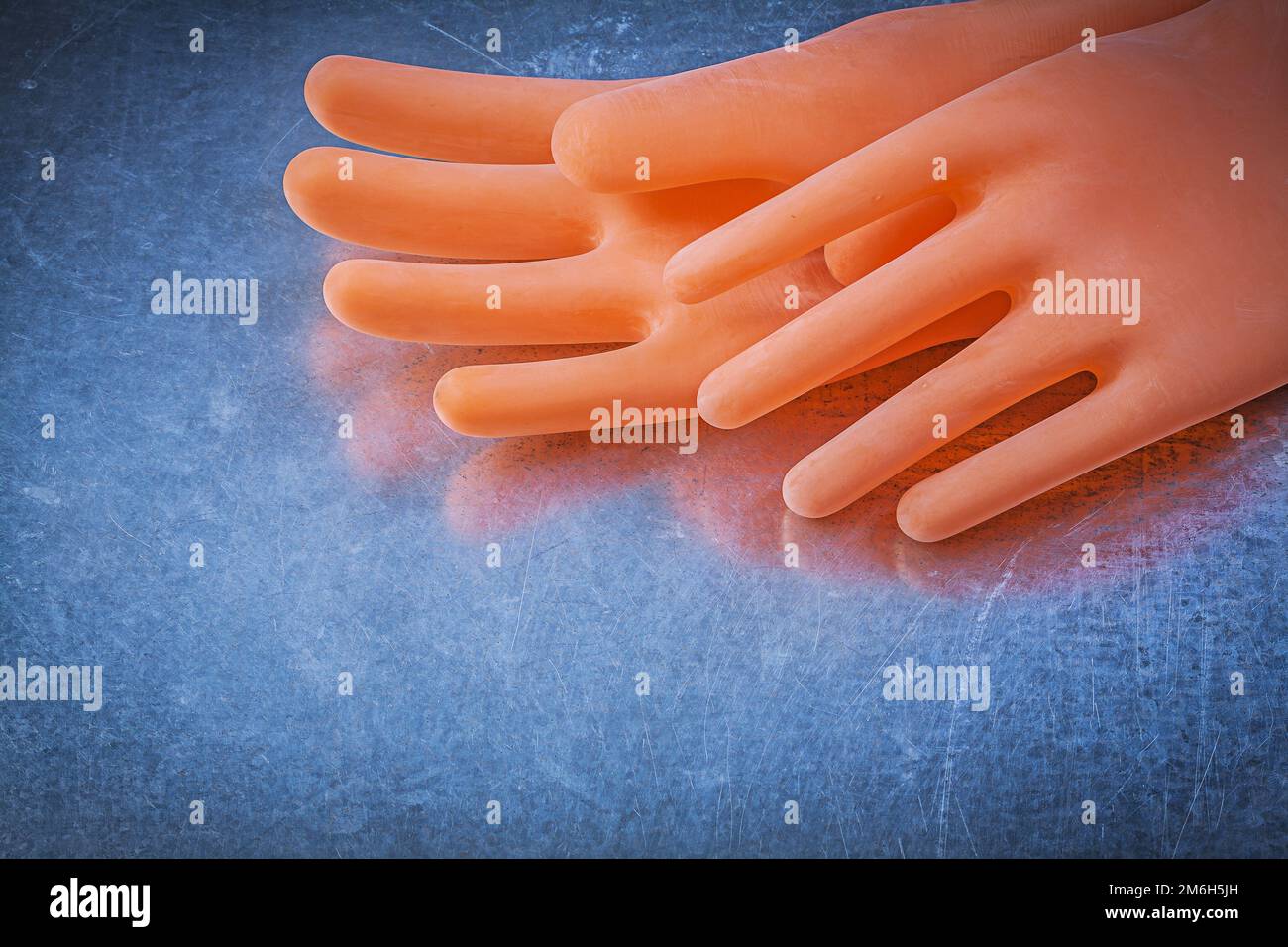 Isolierende Handschuhe auf metallischem Hintergrund. Stockfoto