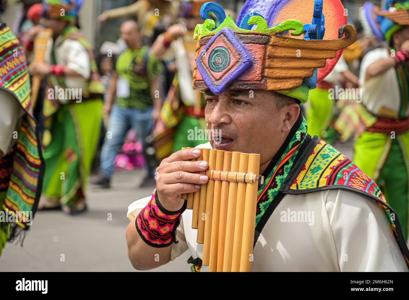 An diesem zweiten Karnevalstag treffen sich verschiedene Künstler, um im Karneval der Schwarzen und Weißen das „Song to the Earth“ zu singen. Pasto, Nariño, Januar Stockfoto