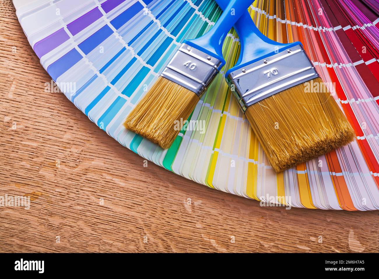 Farbpinsel auf pantone-Farbpalettenführung Wartungskonzept Stockfoto