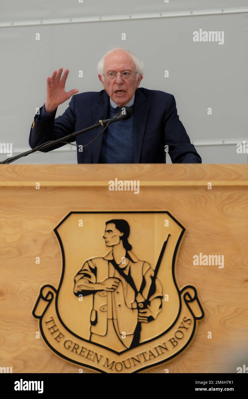 Vermont Senator Bernie Sanders spricht Mitglieder des 158. Fighter Wing und ihre Familien während einer Zeremonie auf der Vermont Air National Guard Base, South Burlington, Vermont, am 28. April 2022. Die Zeremonie würdigt die Opfer der Flugzeuge und ihrer Familien im Vorfeld des 158. Kampfflügels nach Europa. Stockfoto