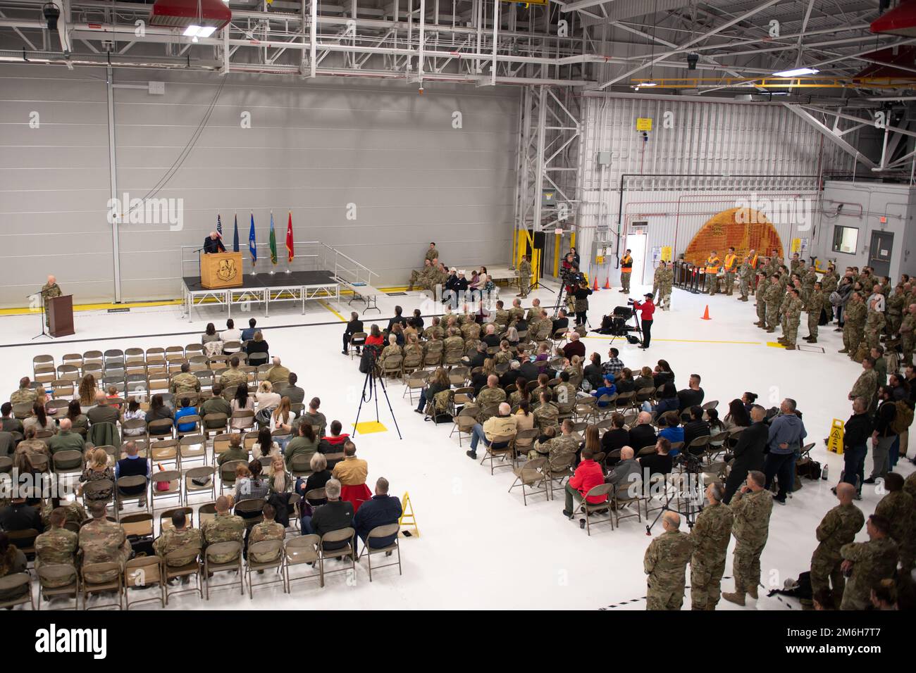 Vermont Senator Bernie Sanders spricht Mitglieder des 158. Fighter Wing und ihre Familien während einer Zeremonie auf der Vermont Air National Guard Base, South Burlington, Vermont, am 28. April 2022. Die Zeremonie würdigt die Opfer der Flugzeuge und ihrer Familien im Vorfeld des 158. Kampfflügels nach Europa. Stockfoto