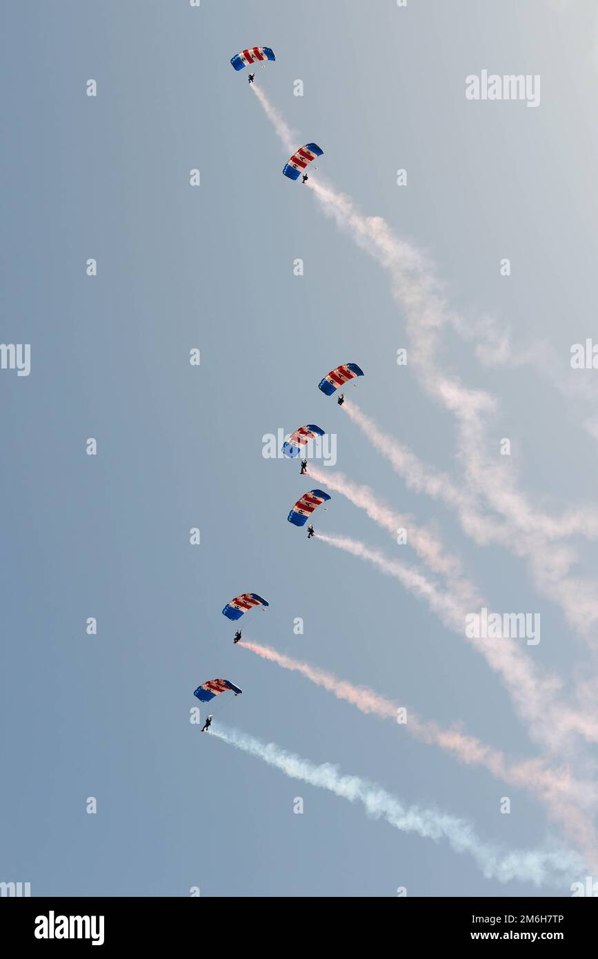RAF Falcons Parachute Display Team in Action Over, Armed Forces Day 2019, Salisbury - Hudson's Field 29. Juni 2019 Stockfoto