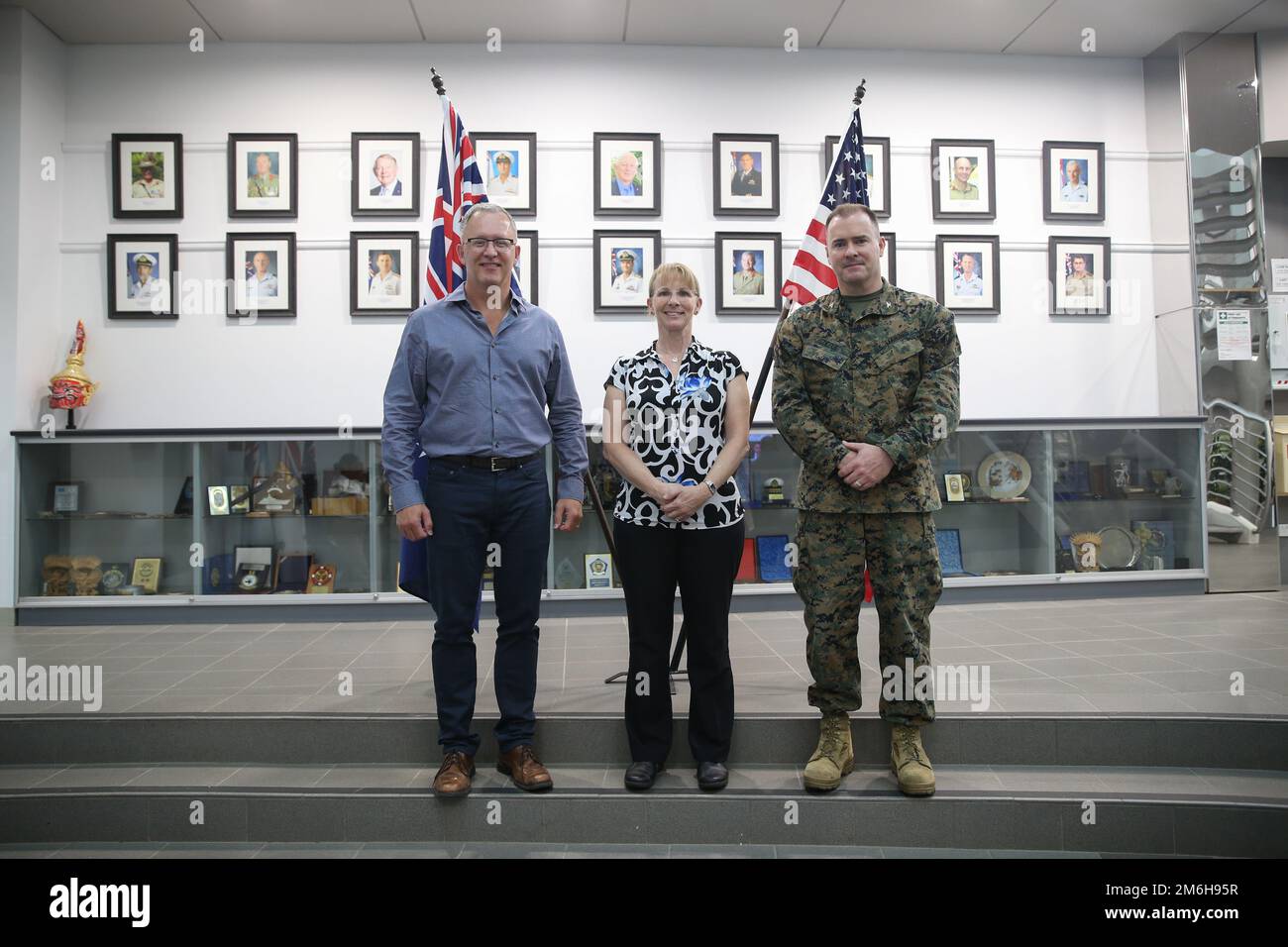 Von links, USA Army Major General Michael L. Place, Kommandochirurg, USA Army Pacific Command, USA Navy ADM. Pamala C. Miller, USA Chirurg des indo-Pacific-Kommandos und Oberst Christopher T. Steele, befehlshabender Offizier der Marine Rotational Force-Darwin 22, posieren für ein Foto während einer Tour im Larrakeyah Verteidigungsrevier, Darwin, NT, Australien, April 28, 2022. Miller und Place besuchten Darwin, um ein besseres Verständnis der australischen medizinischen Fähigkeiten zu erlangen. Stockfoto