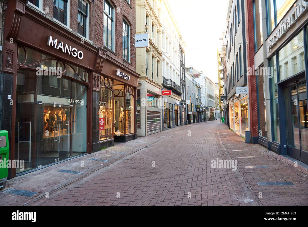 Ein Blick auf eine verlassene Kalverstraat während der Covid-19-Abriegelung, während der Coronavirus-Pandemie in Amsterdam Stockfoto