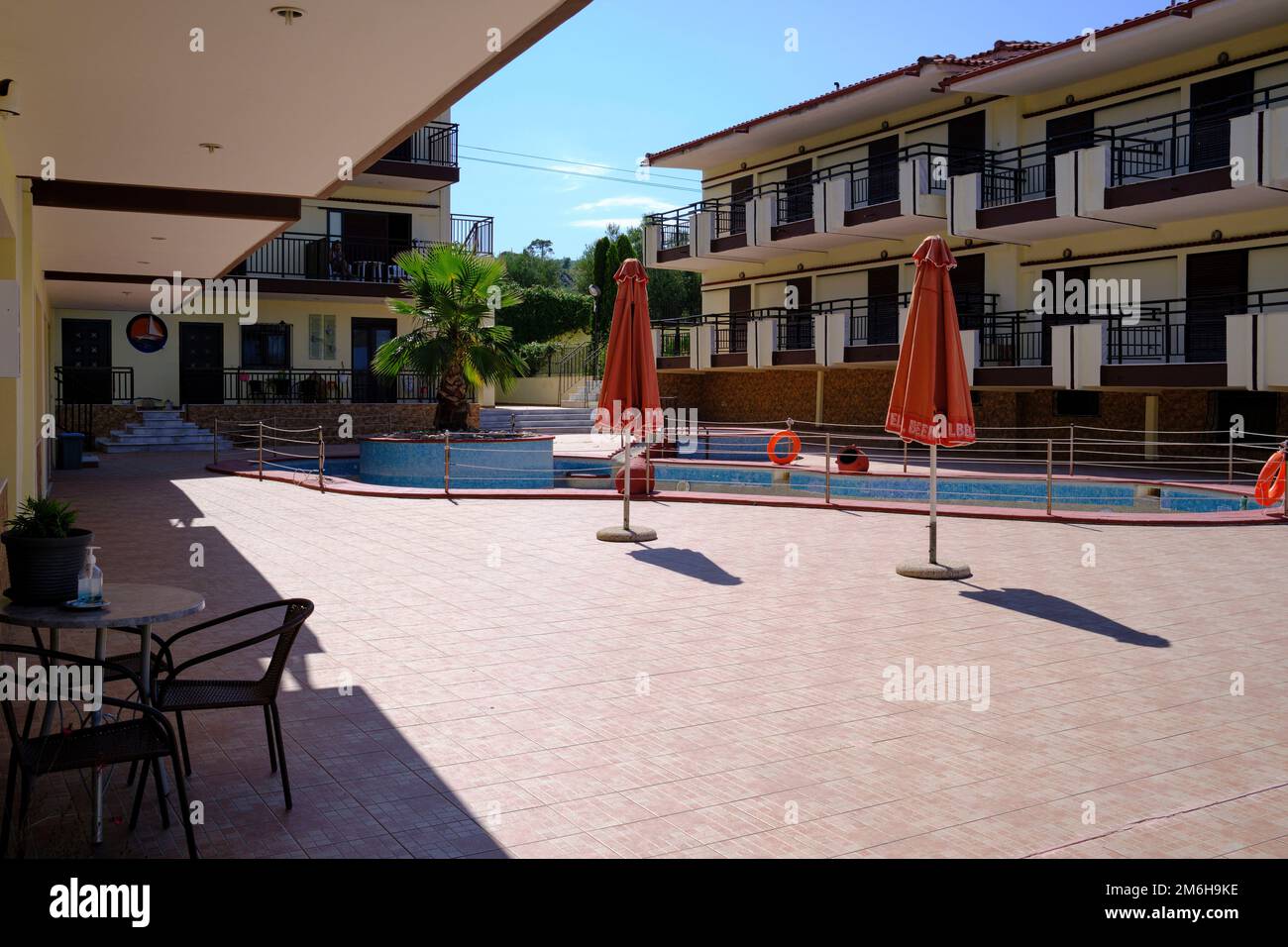 Blick auf ein ruhiges, geschlossenes Hotel auf der Chalkidiki während der Coronavirus-Pandemie Stockfoto