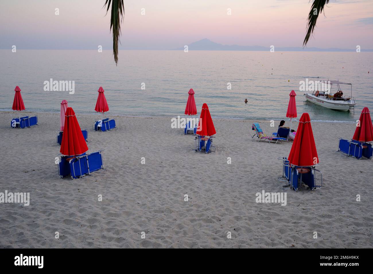 Ein Blick auf einen ruhigen, geschlossenen Strand auf Thasos Island bei Sonnenuntergang Stockfoto