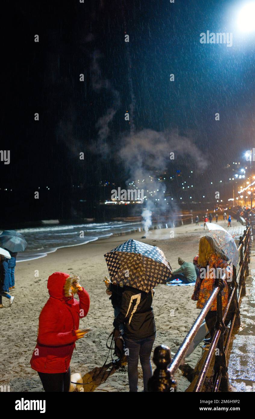 Feuerwerk am Scarborough Beach zu Neujahr im strömenden Regen Stockfoto