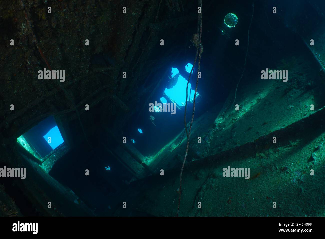 Der DSC04648-Kontrast von Licht und Schatten auf dem Oberdeck des Giannis D sorgt für eine stimmungsvolle Atmosphäre. Tauchplatz Giannis D Wreck, Hurghada, Ägypten, Rot Stockfoto