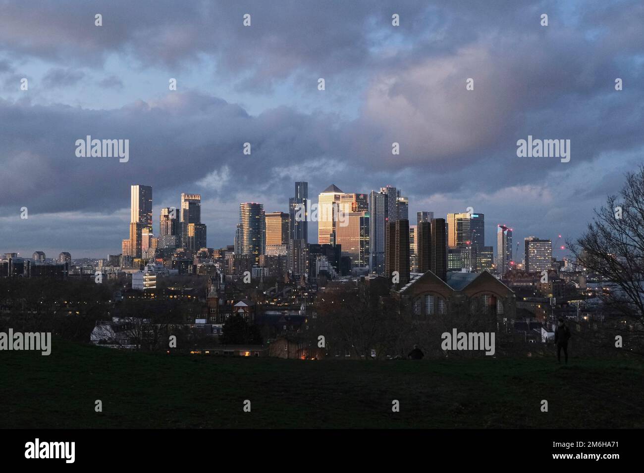 Landschaftsblick auf Canary Wharf bei Sonnenuntergang vom Greenwich Park Stockfoto