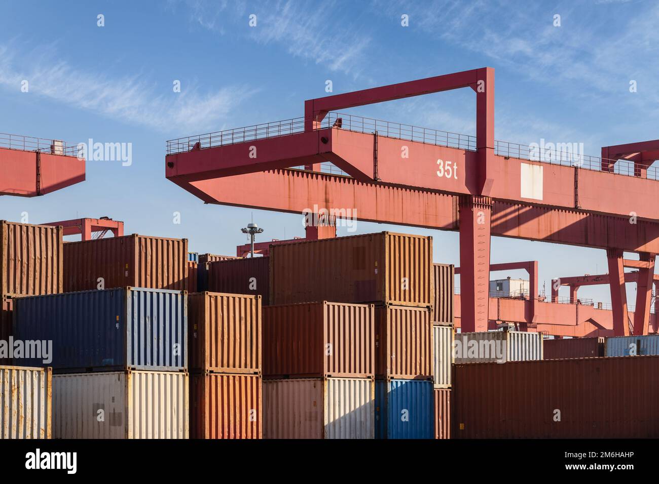 Containerhof und Gantrykran – Nahaufnahme Stockfoto