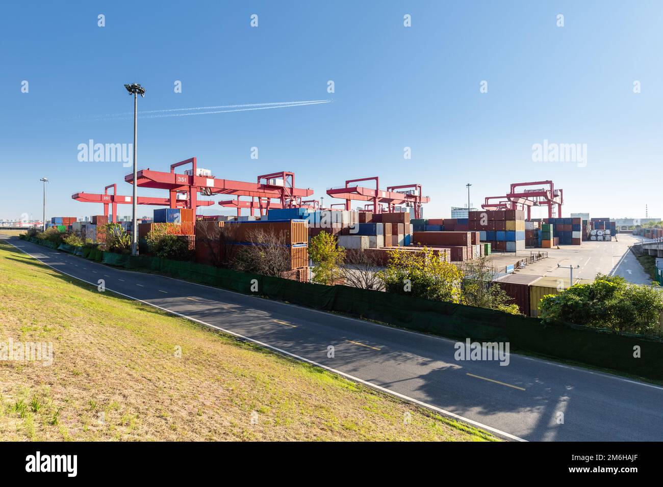 Inland Containerhof vor blauem Himmel Stockfoto